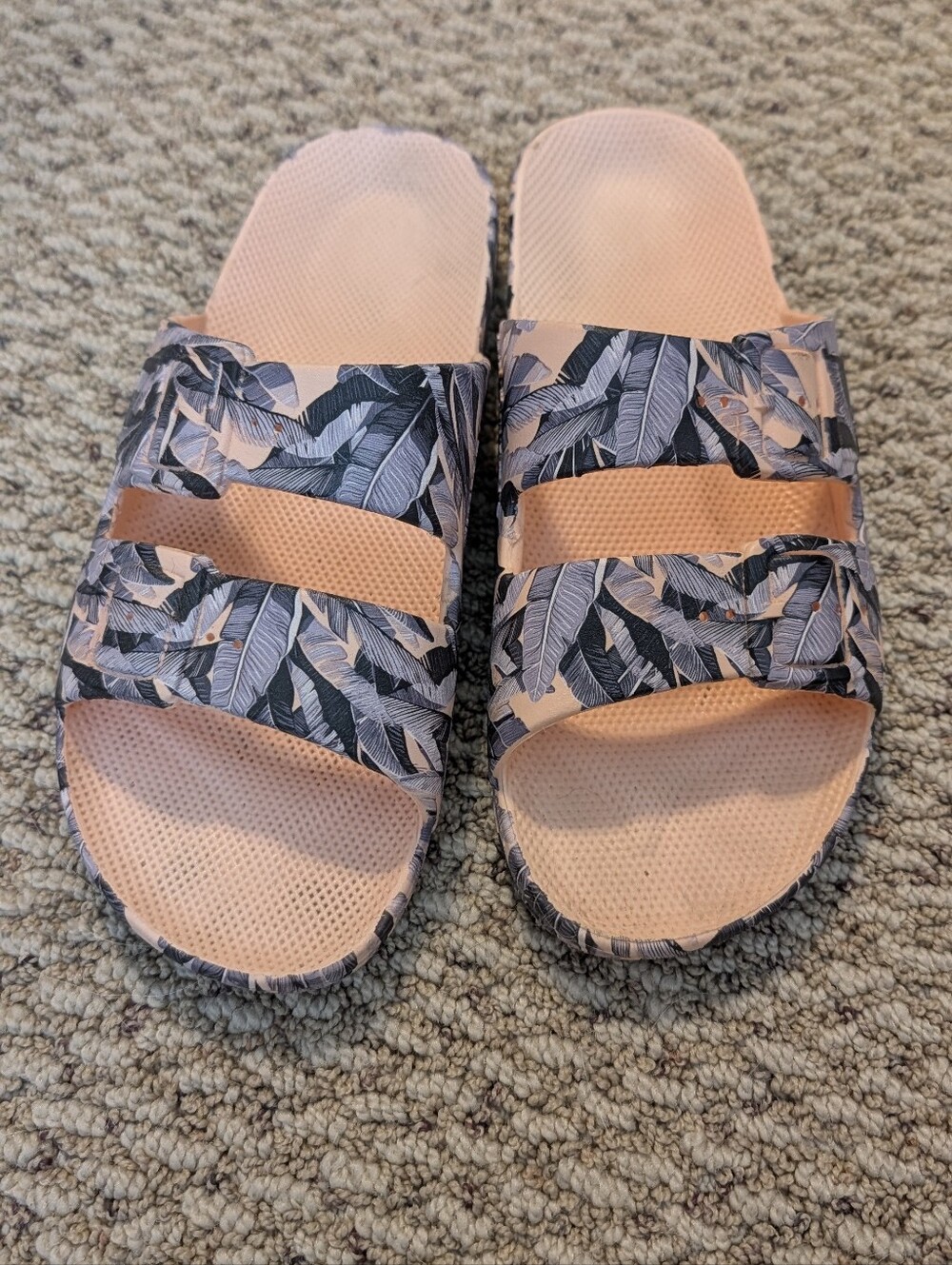 Women’s Leaf-Print Slide Sandals - Peach/Gray